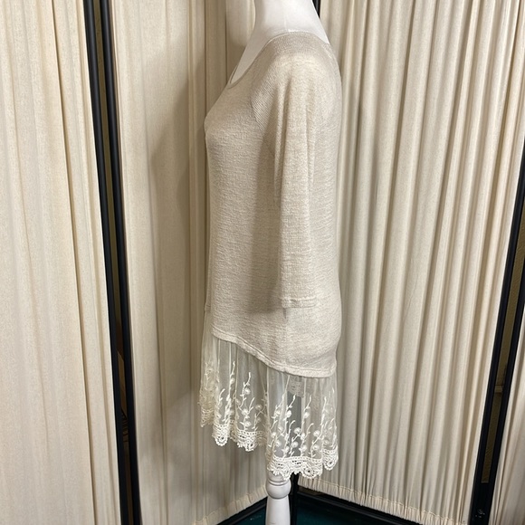 EUC- HI- BEAM CREAM LACE AND EMBROIDERED BLOUSE S-M - Picture 8 of 11